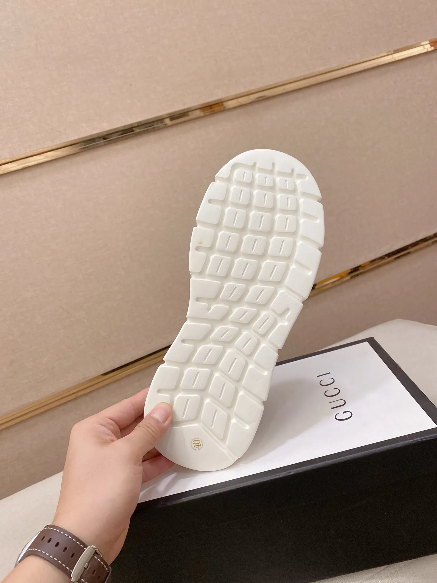 Men's shoes💰 400💰The new GUCCI (Gucci) counters are launched simultaneously. The new men's shoes, 😘fabrics are selected from imported cowhide, and the lining is sheepskin lining. 👍🏿 High-end ☄️ air-cushion molded anti-slip rubber outsole, exquisite lines, simple and elegant, comfortable and high-end for leisure travel. Code number: 38 to 44 (45 can be customized and cannot be returned or exchanged)